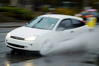 evitar el aquaplaning