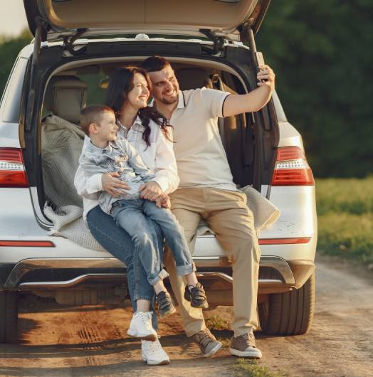 Imagen de una familia disfrutando de su renting de coches familiares