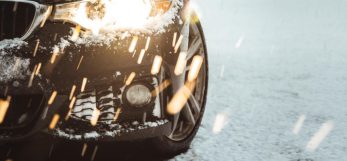 Imagen de un coche en la nieve con neumáticos de invierno