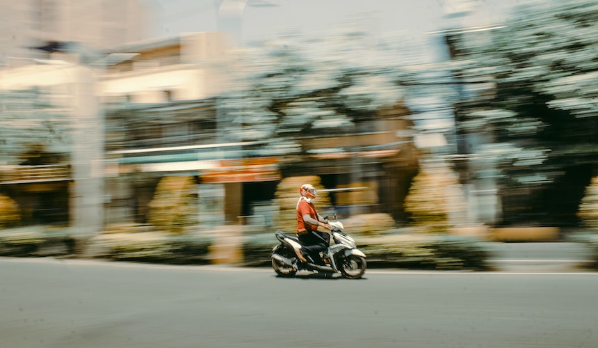 imagen de una persona en moto circulando por la ciudad