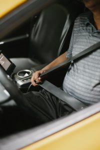 imagen de un trabajador poniendose el cinturón dentro de un coche de empresa de renting de ocasión