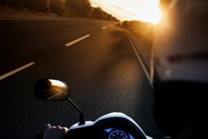 imagen del manillar de una moto peugeot en la carretera 